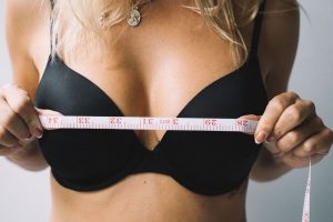 Lire la suite à propos de l’article Breast Augmentation in 2026: Implants, Fat Transfer, or Both?